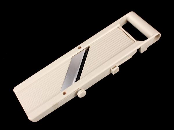 Овощерезка с 3 сменными насадками и регулируемым углом