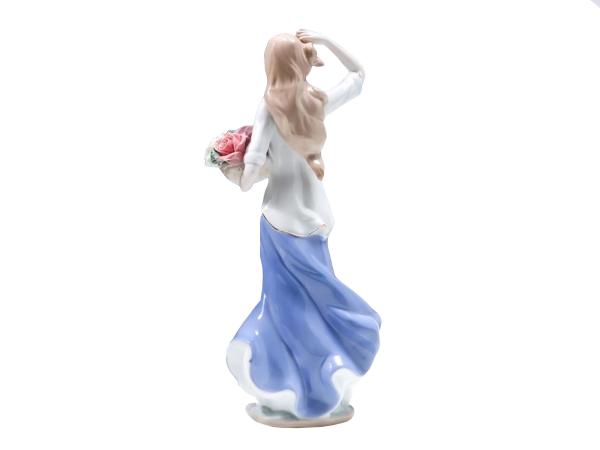 Скульптура "Девушка с охапкой роз" 30 см