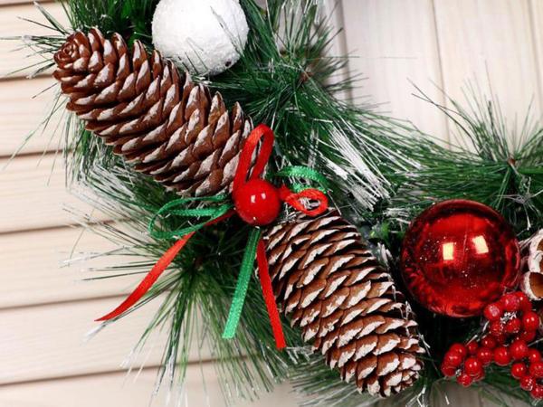 Венок новогодний "Шишечки с шариками" 30 см