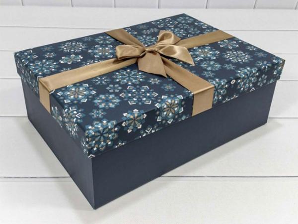 Подарочная коробка "Узоры на синем" 35х25х12 см