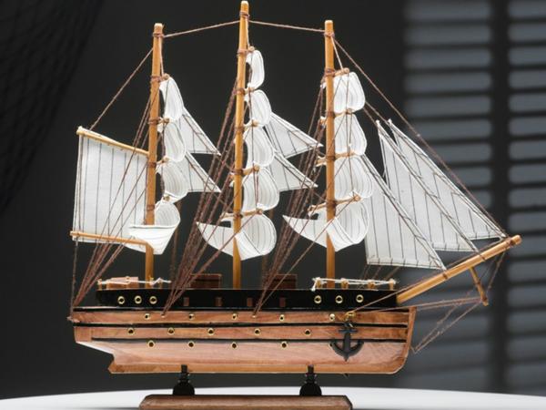 Корабль сувенирный "Искатель" 40х7х35 см