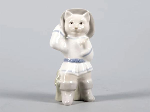 Скульптура "Кот с рыбой"