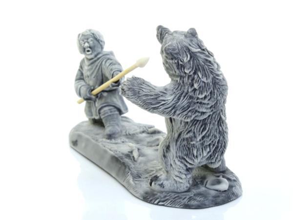 Скульптура "Охотник и медведь" h 10.5 см