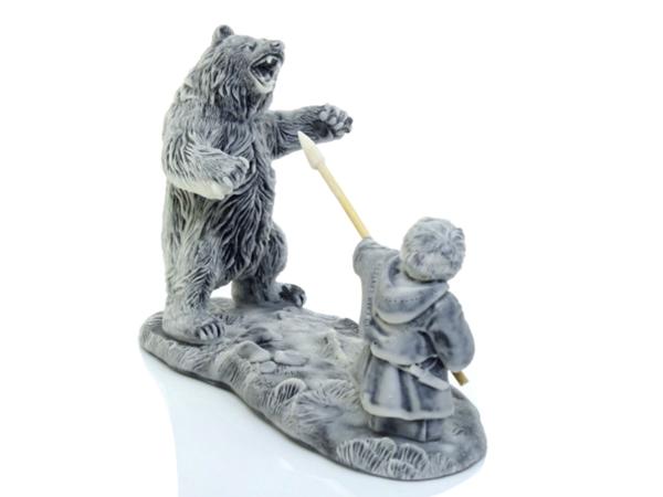 Скульптура "Охотник и медведь" h 10.5 см