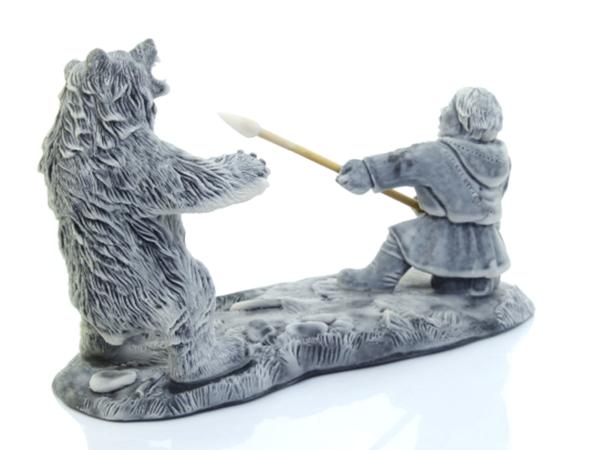 Скульптура "Охотник и медведь" h 10.5 см