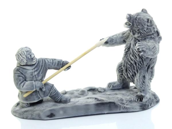 Скульптура "Охотник и медведь" h 10.5 см