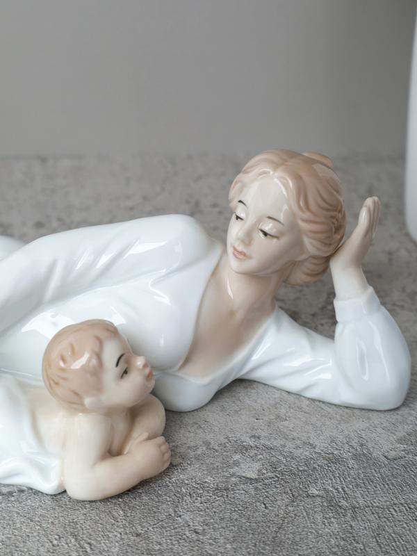 Девушка с ребенком 23х7 см