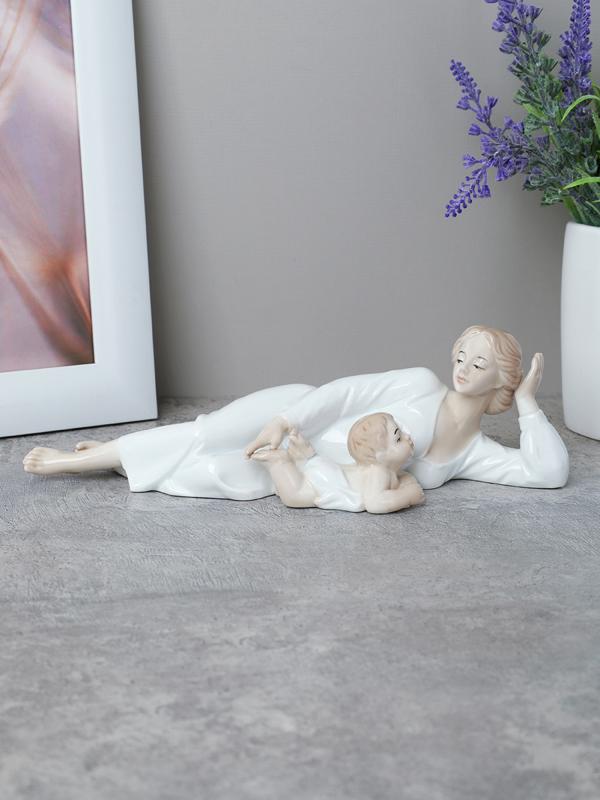 Девушка с ребенком 23х7 см