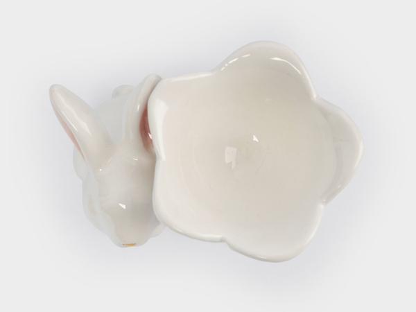 Подставка под яйцо "Кролик с цветком"  7 см