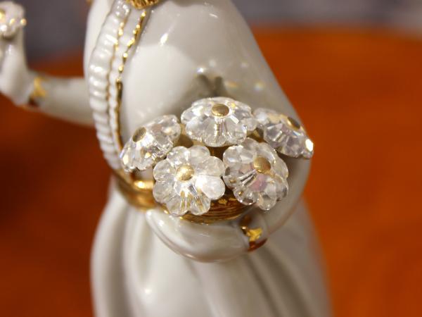 Статуэтка "Девушка с цветами" Италия, Porcellane RG фарфор