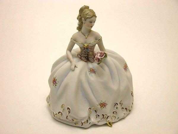 Скульптура "Дама с цветами" 30 см