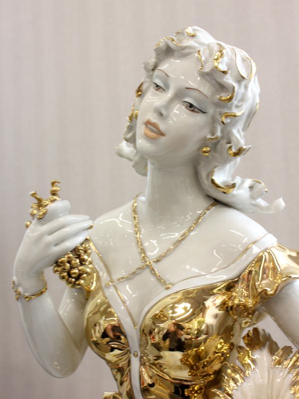 Скульптура "Девушка с виноградом" 48 см Sabadin Vittorio фарфор