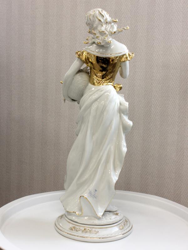 Скульптура "Девушка с виноградом" 48 см Sabadin Vittorio фарфор