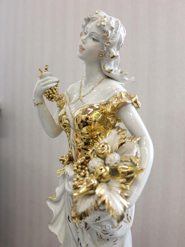 Скульптура "Девушка с виноградом" 48 см Sabadin Vittorio фарфор