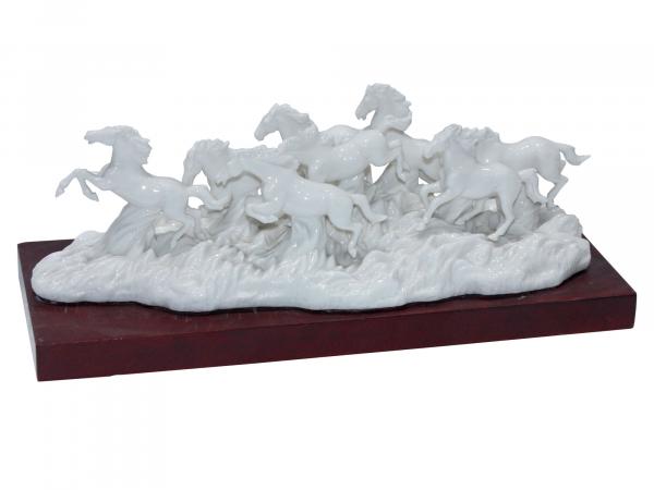 Скульптура "Бегущие лошади"