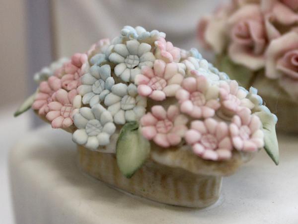 Скульптура "Девушка с цветами" 30 см Sabadin Vittorio Италия фарфор